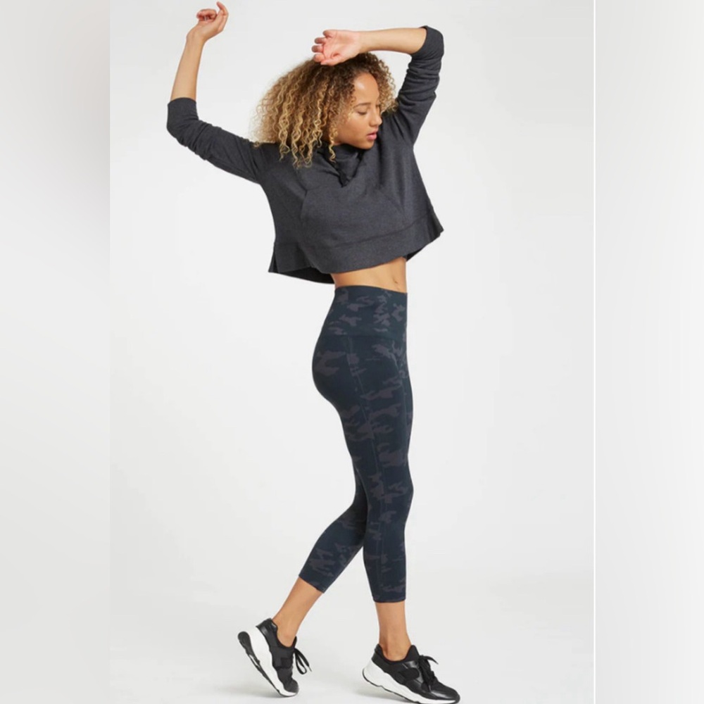 Spanx Look at Me Now Seamless Cropped Leggings Black Camo EUC Sz Large